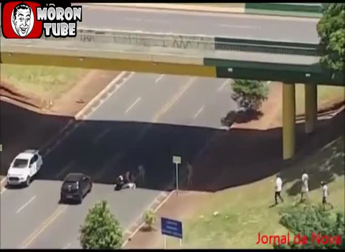 Video :He jumps off a bridge to end his life (public cautioned)
